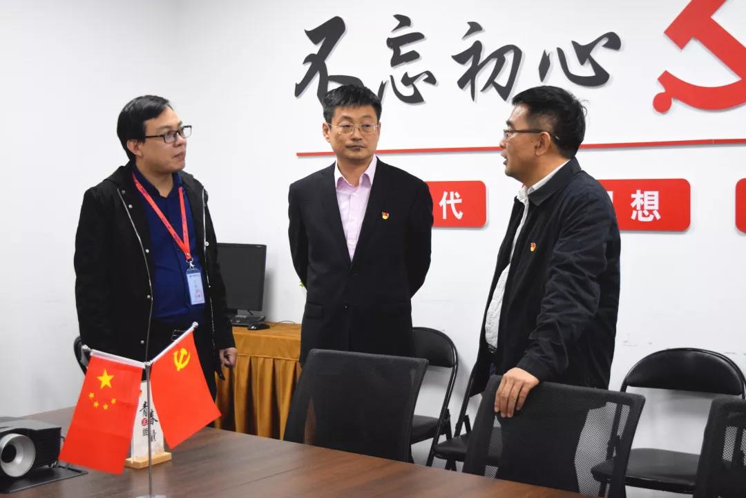中共安陽市委網(wǎng)信辦主任路玉軍、副主任王曉萌等一行人蒞臨安陽青峰網(wǎng)絡(luò)指導(dǎo)工作